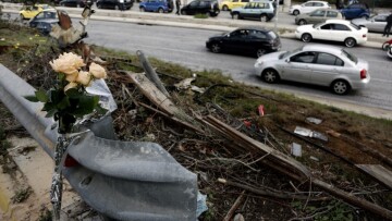 Φίλοι και θαυμαστές αφήνουν λουλούδια στο σημείο που σκοτώθηκε ο Παντελίδης