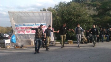 Οι αγρότες κλείνουν την εθνική οδό Χανίων-Ρεθύμνου και στήνουν γλέντι στη μέση του δρόμου