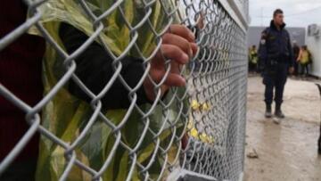 Διαβατά: Μετανάστες έριξαν τον φράχτη του κέντρου φιλοξενίας και φεύγουν με τα πόδια για την Ειδομένη