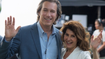 Η Νία Βαρντάλος μαθαίνει ελληνικά στον Τζον Κόρμπετ