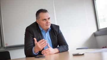 Αν η Γερμανία δεν θέλει όρια για τους πρόσφυγες, ας τους παίρνει απευθείας από την Ελλάδα, λέει ο Αυστριακός υπουργός Αμύνης