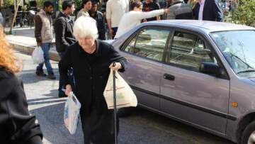 Μετά τις γιαγιάδες της Μυτιλήνης, 92χρονη πρόσφερε φαγητό στην πλ. Βικτωρίας 