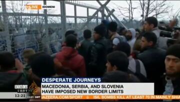 Ενταση και χημικά στην Ειδομένη - Έριξαν τον φράχτη οι μετανάστες