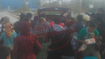 Χάος στο Ελληνικό: Μετανάστες δίνουν μάχη για ένα κρουασάν!