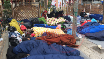 Δραματική η κατάσταση με τους μετανάστες στην πλατεία Βικτώριας