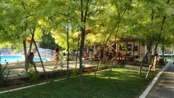 Κουρουμπλής προς τράπεζες: Δώστε τις παιδικές κατασκηνώσεις σας για τη φιλοξενία προσφύγων