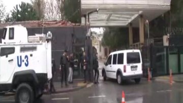 Δύο γυναίκες επιτέθηκαν με χειροβομβίδες σε αστυνομικό τμήμα της Κωνσταντινούπολης