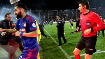 Σοκ: Γυάλινο μπουκάλι των «οπαδών» περνά ξυστά από το κεφάλι του Σιόβα