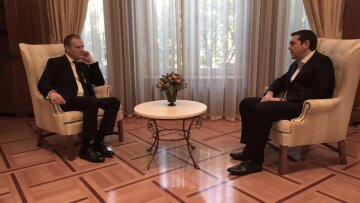 Ο Τσίπρας ομολογεί τον εγκλωβισμό των μεταναστών και ζητά ανθρωπιστική βοήθεια