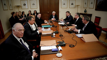 Ολοι οι διάλογοι από το συμβούλιο αρχηγών: Το συγχωροχάρτι, το μπάσκετ και ο παππούς που κάπνιζε μέχρι τα 110