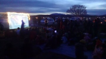 Δείτε φωτογραφία: Έστησαν υπαίθριο σινεμά για τους πρόσφυγες στην Ειδομένη 