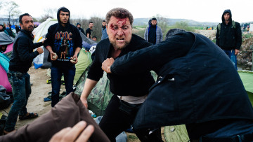 Εκλεισαν de facto τη «βαλκανική οδό» για τους πρόσφυγες - Δέρνονται μεταξύ τους από απελπισία στην Ειδομένη