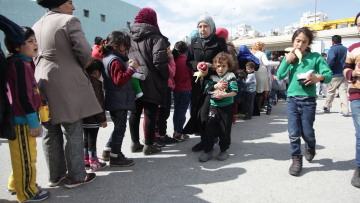 Από τον Πειραιά σε Τρίκαλα, Λάρισα και Άγιο Ανδρέα 700 πρόσφυγες