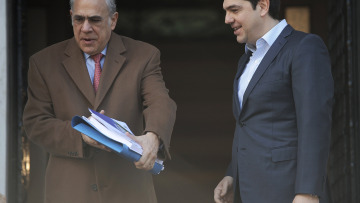 Ο Τσίπρας όχι μόνο βλέπει ανάκαμψη, αλλά αρχίζει να την μοιράζει