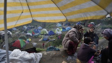 Το φέιγ βολάν της κυβέρνησης στους πρόσφυγες της Ειδομένης: Σας παρέχουμε διαμονή, σίτιση, περίθαλψη