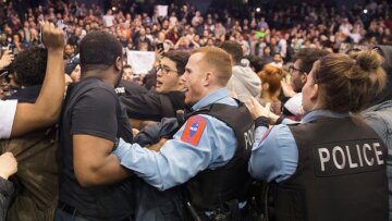 Άγριο ξύλο μεταξύ υποστηρικτών και πολέμιων του Ντόναλντ Τραμ