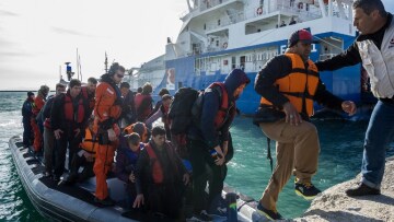 «Πνίγονται» τα νησιά από μετανάστες: Μόνο χθες έφτασαν 2.702 άτομα - 3 εκατ. περιμένουν στην Τουρκία