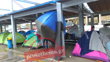 Πειραιάς: Στο έλεος της κακοκαιρίας οι πρόσφυγες - Μουσκεμένα παιδιά, «βρεγμένες» ελπίδες... 