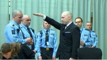 Προκαλεί και πάλι ο Μπρέιβικ: Χαιρετώντας ναζιστικά, μηνύει την Νορβηγία για «απάνθρωπες συνθήκες» κράτησης