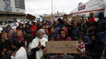 Βοήθεια από τη «mama Merkel» ζητούν οι πρόσφυγες στον Πειραιά