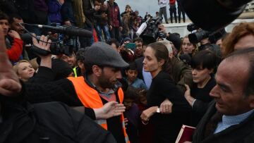 Αντζελίνα Τζολί: Τα μαύρα ρούχα και ο «φύλακας άγγελος» της 