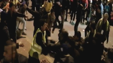 Αγριο ξύλο μεταξύ μεταναστών στον Πειραιά για το συσσίτιο