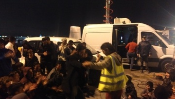 Βίντεο: Οι πρόσφυγες στον Πειραιά πανηγύριζαν γιατί νόμιζαν πως άνοιξαν τα σύνορα!