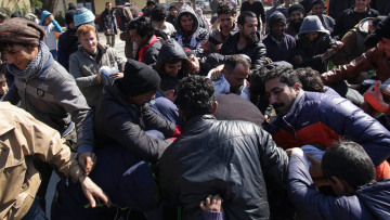 Συμπλοκές μεταξύ προσφύγων στην Ειδομένη για λίγα τρόφιμα και ρούχα