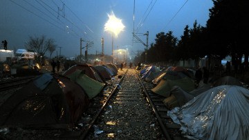 Απελπισμένοι οι εγκλωβισμένοι πρόσφυγες: Έστησαν σκηνές στην εθνική οδό