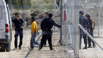 Κομισιόν: Τη Δευτέρα επαναπροωθούνται οι πρώτοι μετανάστες από την Ελλάδα στην Τουρκία