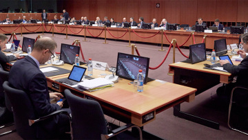 Οι δανειστές και ο χρόνος πιέζουν ασφυκτικά για συμφωνία