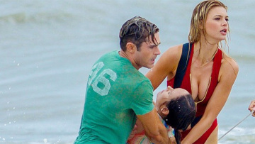 Baywatch: «Ασφυκτιούν» στο κόκκινο μαγιό τα προσόντα της νέας... Pamela!