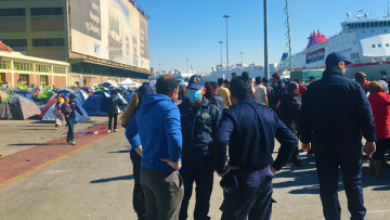 Μετανάστες τα έκαναν γυαλιά καρφιά στο λιμάνι του Πειραιά 