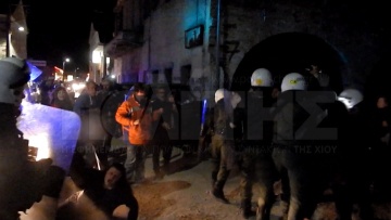 Άγριο ξύλο από τα ΜΑΤ σε κατοίκους της Χίου