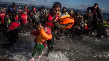 Εκατοντάδες πρόσφυγες συνεχίζουν να φθάνουν στα νησιά του Αιγαίου