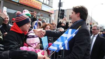 Τζάστιν Τριντό: «Αγκαλιά» με την ελληνική σημαία γράφει στο facebook «Zito Hellas!»