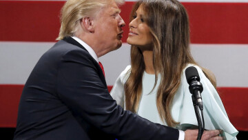 Παίζει το... τελευταίο του χαρτί ο Τραμπ: Με την Μελάνια σε προεκλογική συγκέντρωση 