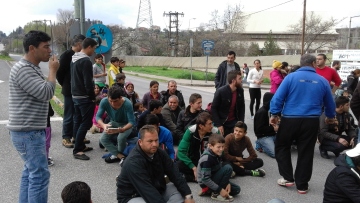 Πρόσφυγες έχουν αποκλείσει την εθνική οδό Λάρισας-Τρικάλων