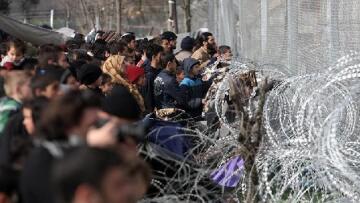 Με κλαδιά ελιάς οι πρόσφυγες «ευχαρίστησαν» τους Σκοπιανούς για τα χημικά