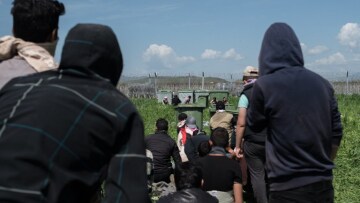 Αλωνίζουν οι αλληλέγγυοι στην Ειδομένη - Εικόνες πολέμου βλέπει ο Διεθνής Τύπος