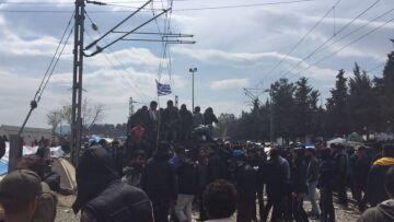  Ειδομένη: Κλαδιά ελιάς πρόσφεραν οι πρόσφυγες στους Σκοπιανούς