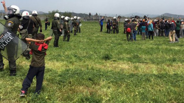 Ειδομένη: Πλαστικές σφαίρες, χημικά και πετροπόλεμος