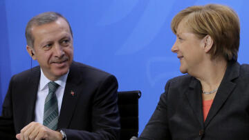 «Ναι» είπε η Μέρκελ στον Ερντογάν για τη δίωξη του Γερμανού κωμικού 
