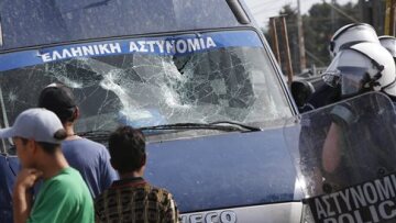 Ειδομένη: Μετανάστες σπάνε κλούβα της αστυνομίας