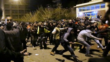 Νέα επεισόδια με έναν τραυματία στο λιμάνι του Πειραιά