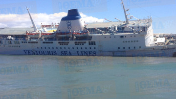 Μισοβυθισμένο το «Παναγία Τήνου» στο λιμάνι του Πειραιά