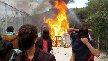 Μετανάστες: Γεμάτος ο Πειραιάς πασχαλιάτικα, «εξέγερση» στη Μυτιλήνη