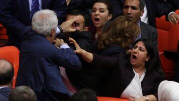 Βίντεο: Ρινγκ με γροθιές η τουρκική βουλή