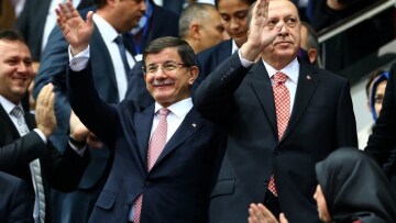 O Ερντογάν «καθάρισε» και τον Νταβούτογλου