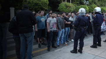 Με «καταδρομική» επιχείρηση μέλη του ΠΑΜΕ έφθασαν έξω από το Μαξίμου